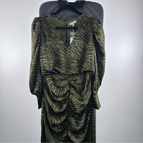 Moon River Green Long Sleeve Gown with V-neck - Picture 2 of 8
